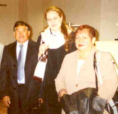 Sra. Yolanda Flores, Ioulia Akmandevaa y el Sr. Jerónimo Araujo. Entrega de premios CNG Jose Guadalupe Posada 2003. 